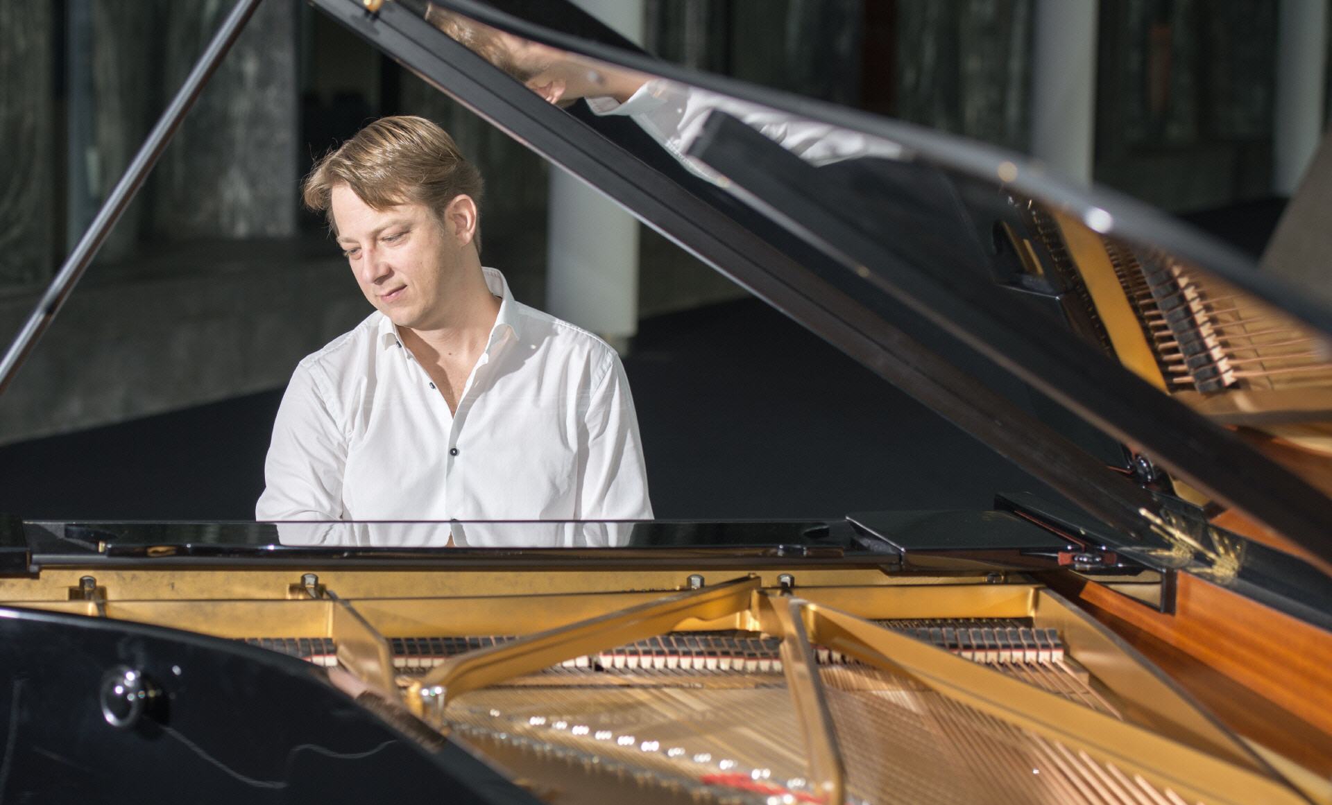 Pianist Witten: Klavierspieler und Pianist für Ihre Hochzeit in Witten ist  Alexander Hoell