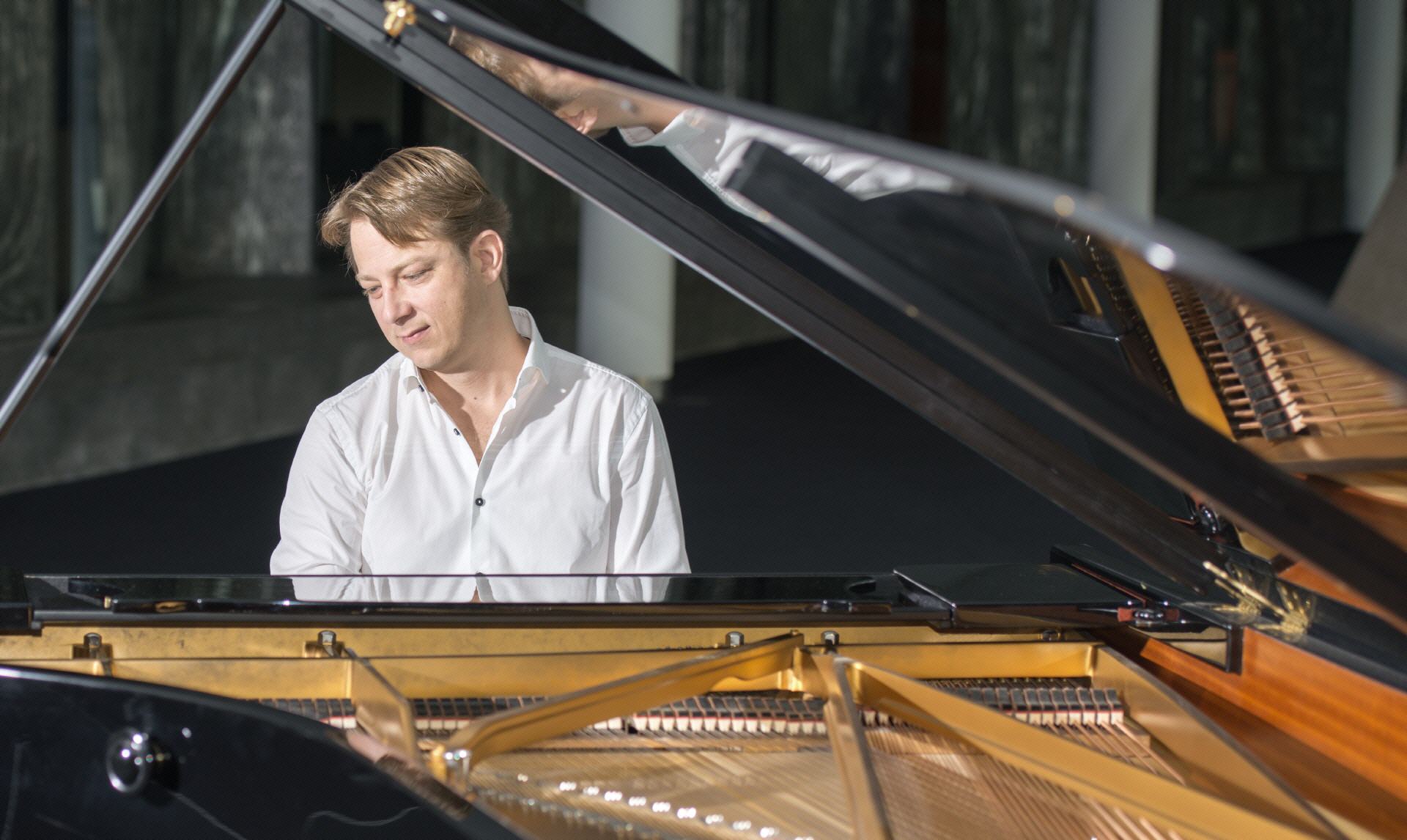 Pianist Herne: Pianist und Klavierspieler Alexander Hoell für Ihre Hochzeit in Herne