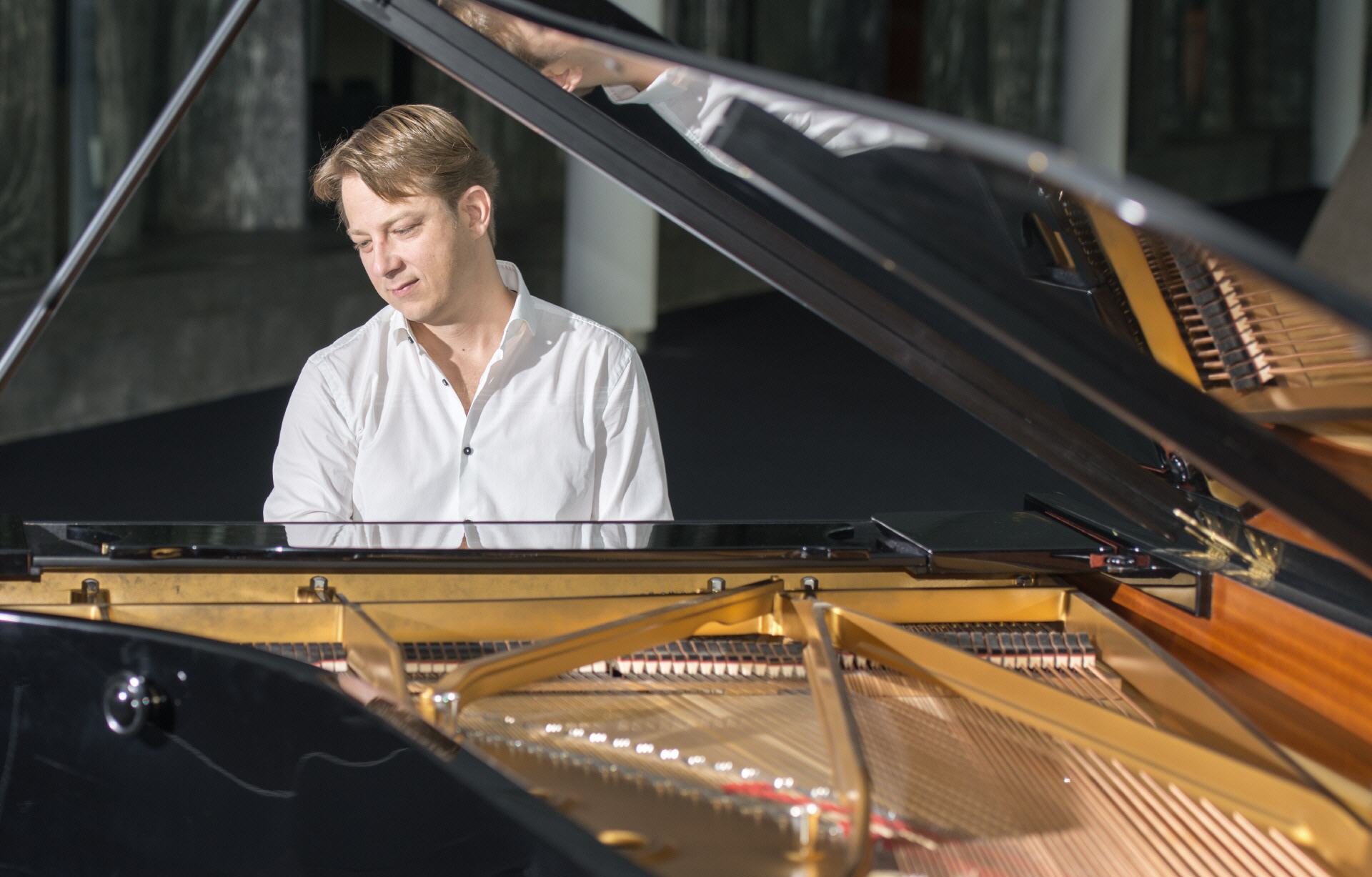 Pianist in Oberhausen: Klavierspieler Alexander Hoell für Ihre Hochzeit in Oberhausen