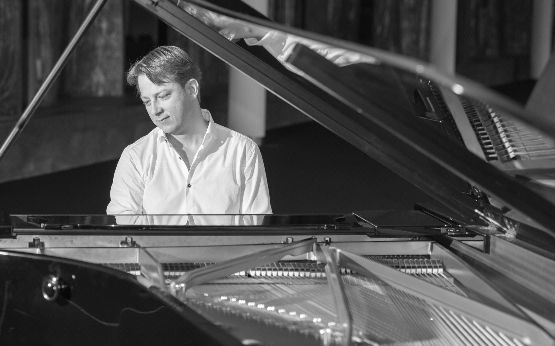 Pianist Essen: Alexander Hoell - Klavierspieler Essen