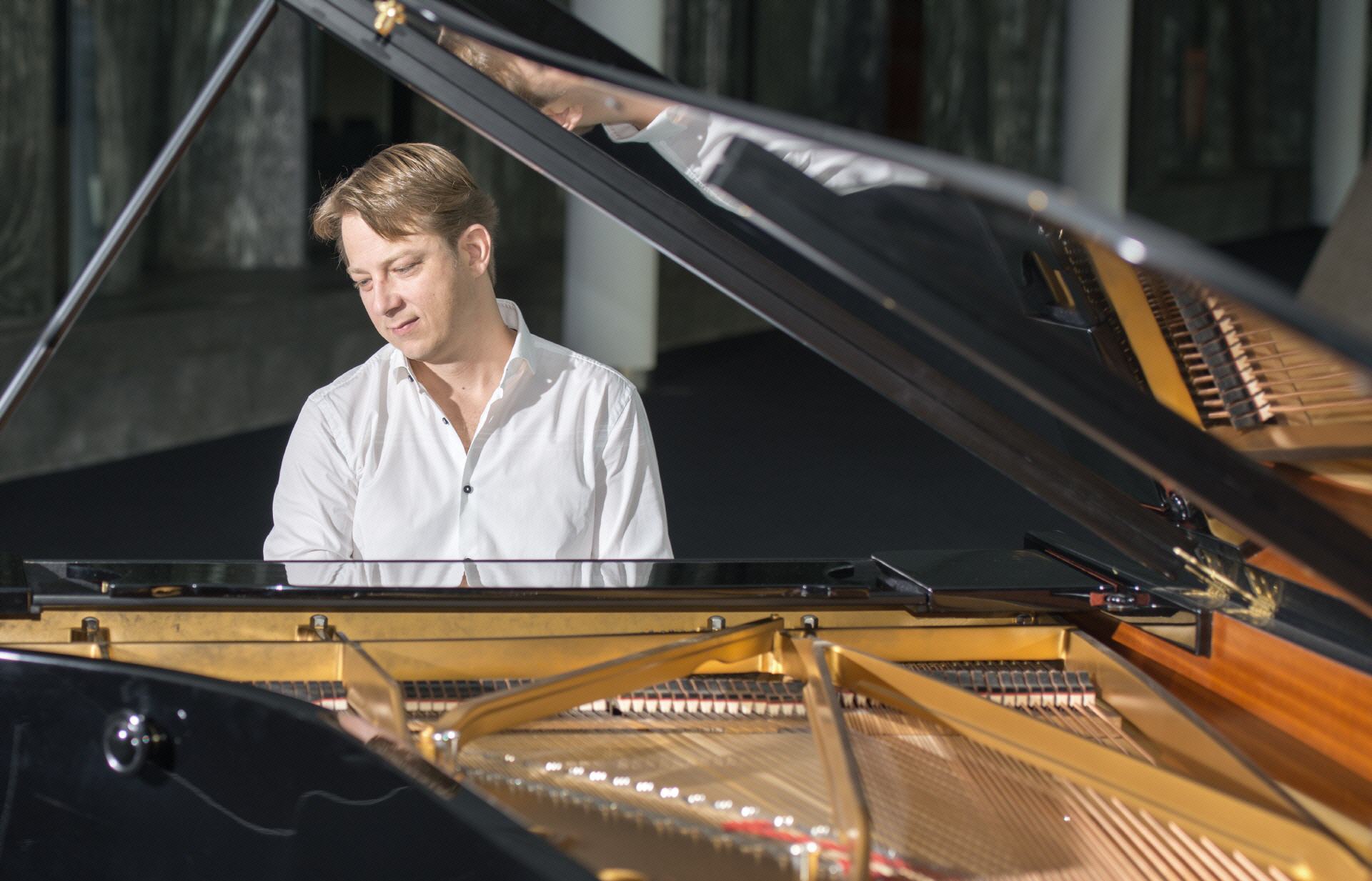 Pianist Muelheim: Der Klavierspieler für Ihre Hochzeit in Muelheim