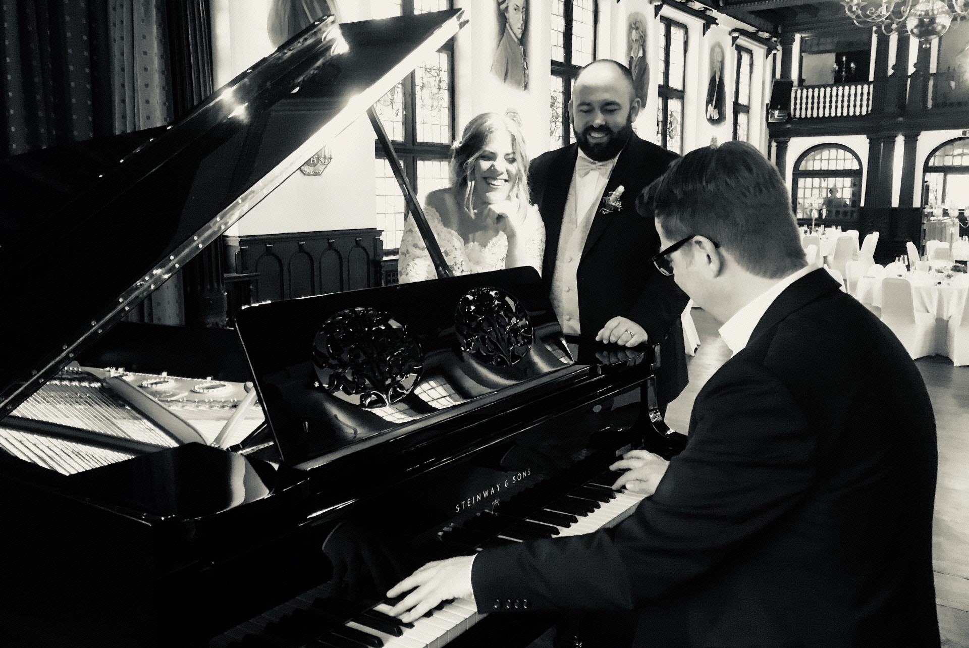 Pianist Wuppertal: Klavierspieler für Ihre Hochzeit in Wuppertal und ganz NRW