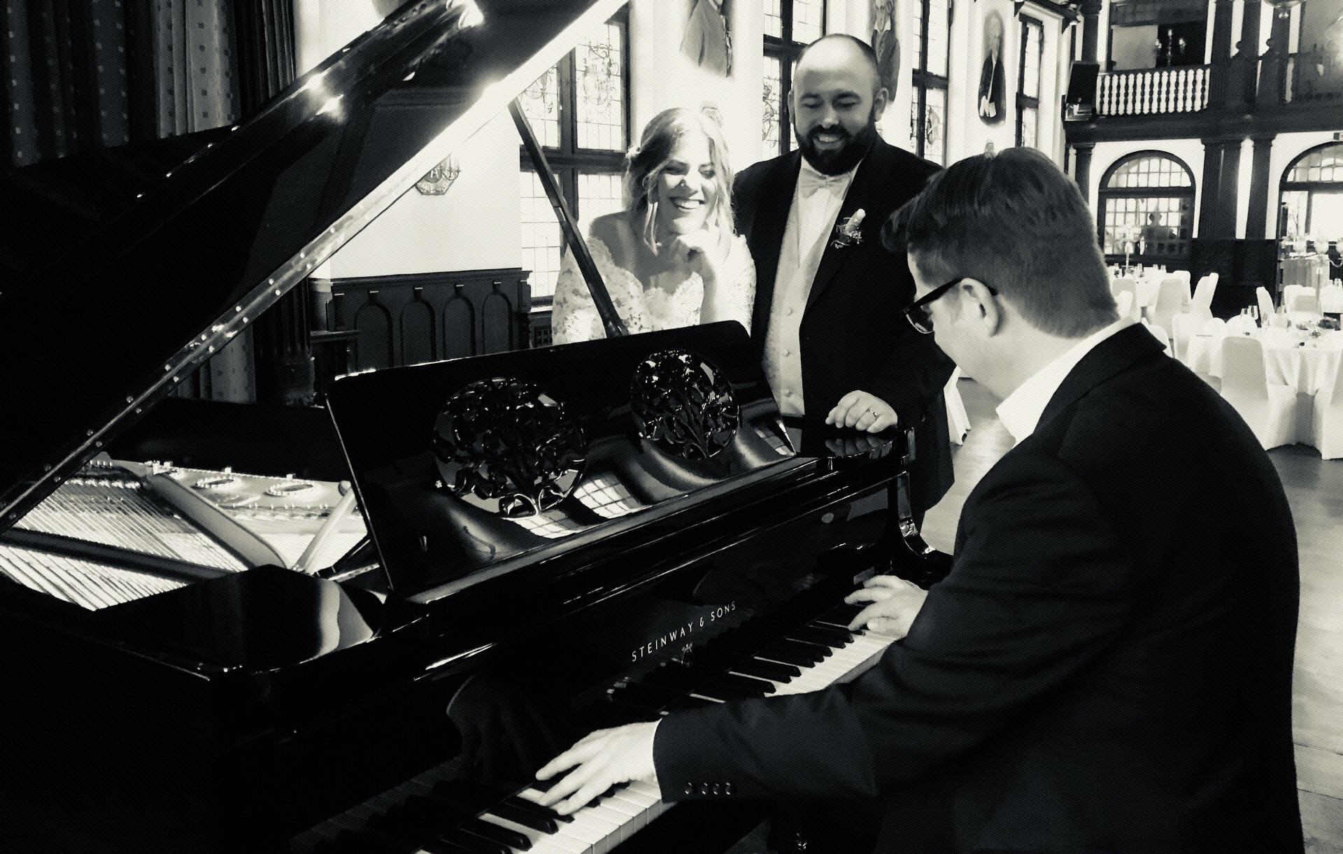Pianist in Velbert für Hochzeiten und Veranstaltungen aller Art: Klavierspieler Alexander Hoell